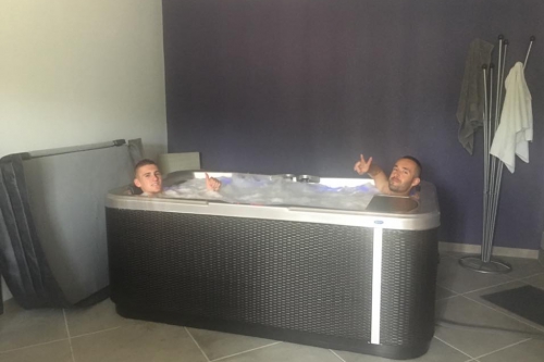 Séance de massage dans le jacuzzi